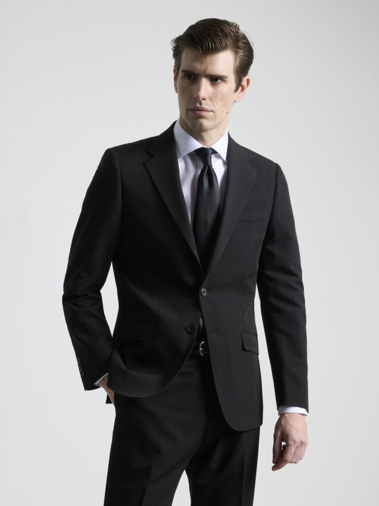 traje-dos-piezas-negro-scaled
